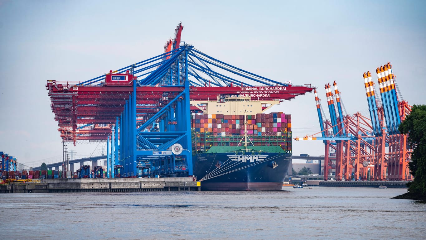 Ein Containerschiff im Hamburger Hafen (Symbolbild): Die coronabedingten Lieferprobleme machten der deutschen Wirtschaft auch 2021 weiter zu schaffen.