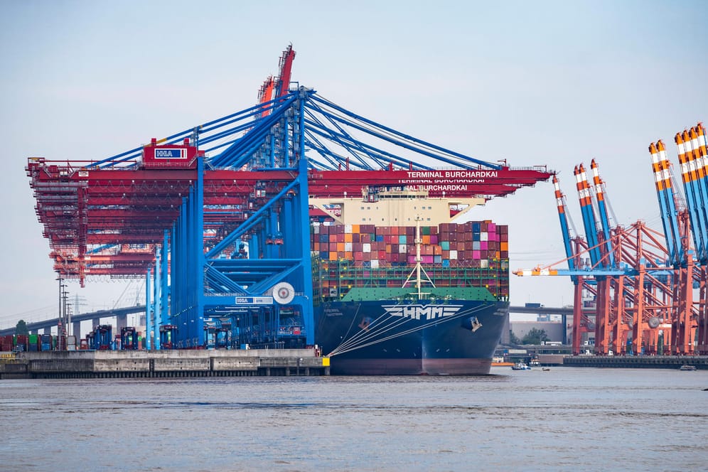 Ein Containerschiff im Hamburger Hafen (Symbolbild): Die coronabedingten Lieferprobleme machten der deutschen Wirtschaft auch 2021 weiter zu schaffen.