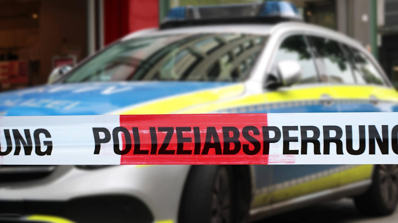 Polizeifahrzeug und Absperrband: In Erfurt gehen die Ermittler von einem Tötungsdelikt aus. (Symbolfoto)