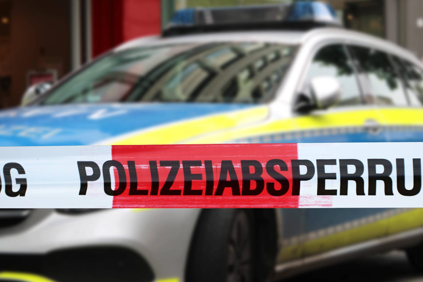 Polizeifahrzeug und Absperrband: In Erfurt gehen die Ermittler von einem Tötungsdelikt aus. (Symbolfoto)