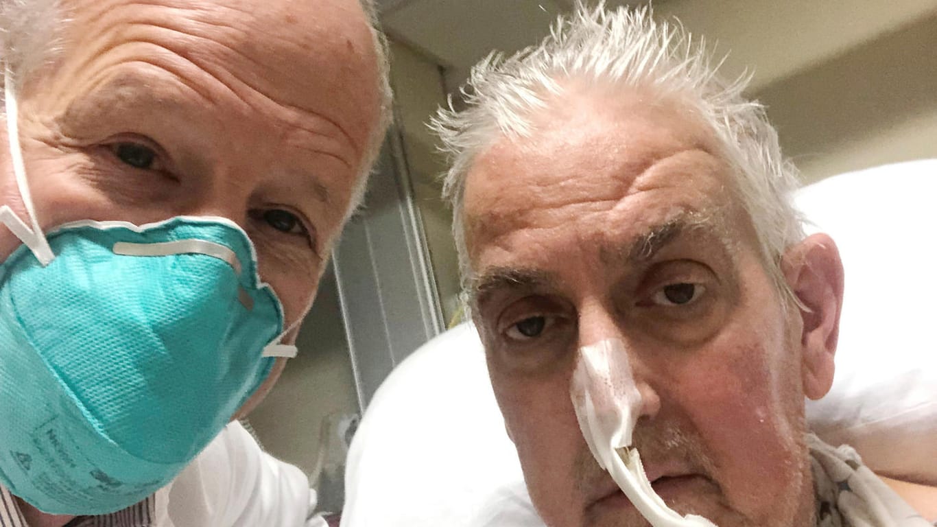 Auf diesem Foto macht der Herzchirurg Dr. Bartley Griffith aus Baltimore vor dem Eingriff ein Selfie mit seinem Patienten David Bennett.