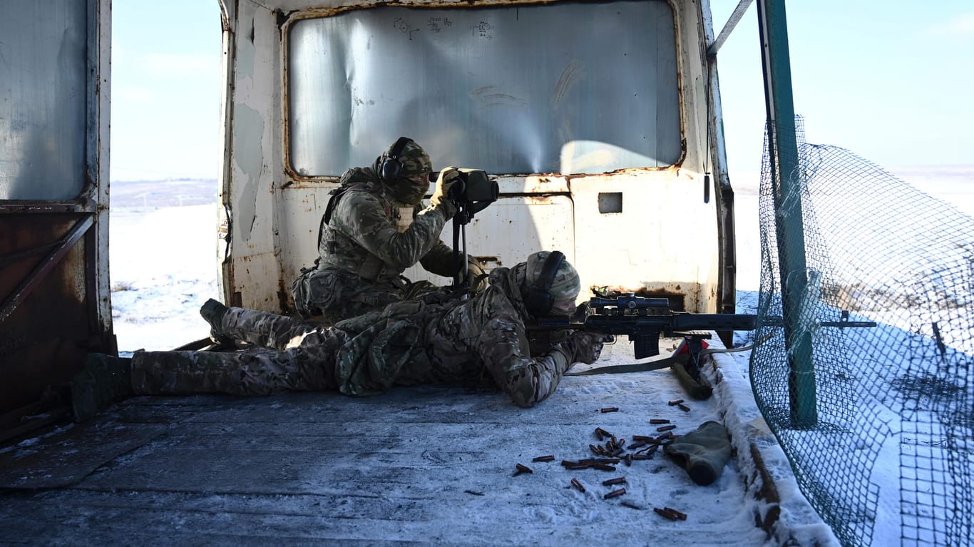 Russische Soldaten nehmen an Schießübung teil: Russland hat weiterhin rund 100.000 Soldaten an der Grenze zur Ukraine im Einsatz.