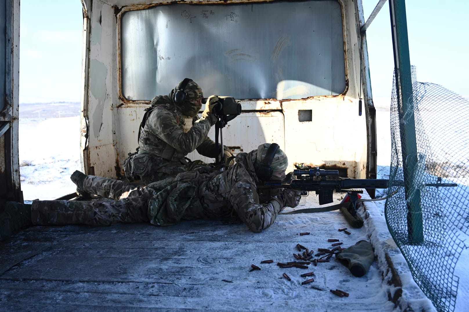 Russische Soldaten nehmen an Schießübung teil: Russland hat weiterhin rund 100.000 Soldaten an der Grenze zur Ukraine im Einsatz.