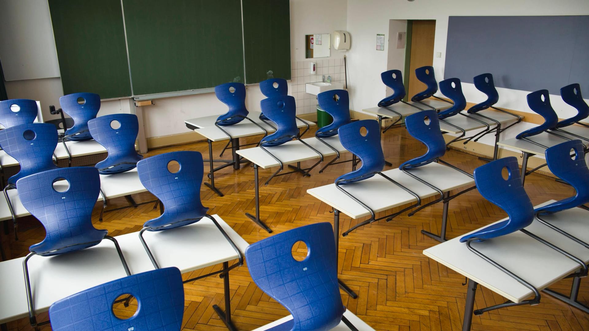 Leeres Klassenzimmer (Symbolbild): Wegen ausgefallener Heizungen mussten Schüler an mehreren Kölner Schulen zu Hause bleiben. Leeres Klassenzimmer (Symbolbild): Wegen ausgefallener Heizungen mussten Schüler an mehreren Kölner Schulen zu Hause bleiben.