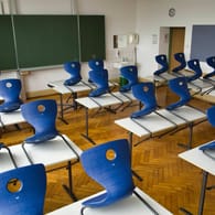 Leeres Klassenzimmer (Symbolbild): Wegen ausgefallener Heizungen mussten Schüler an mehreren Kölner Schulen zu Hause bleiben.