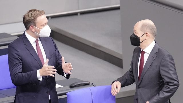 Finanzminister Christian Lindner (FDP, l) und Bundeskanzler Olaf Scholz (SPD) im Bundestag. Finanzminister Christian Lindner (FDP, l) und Bundeskanzler Olaf Scholz (SPD) im Bundestag.
