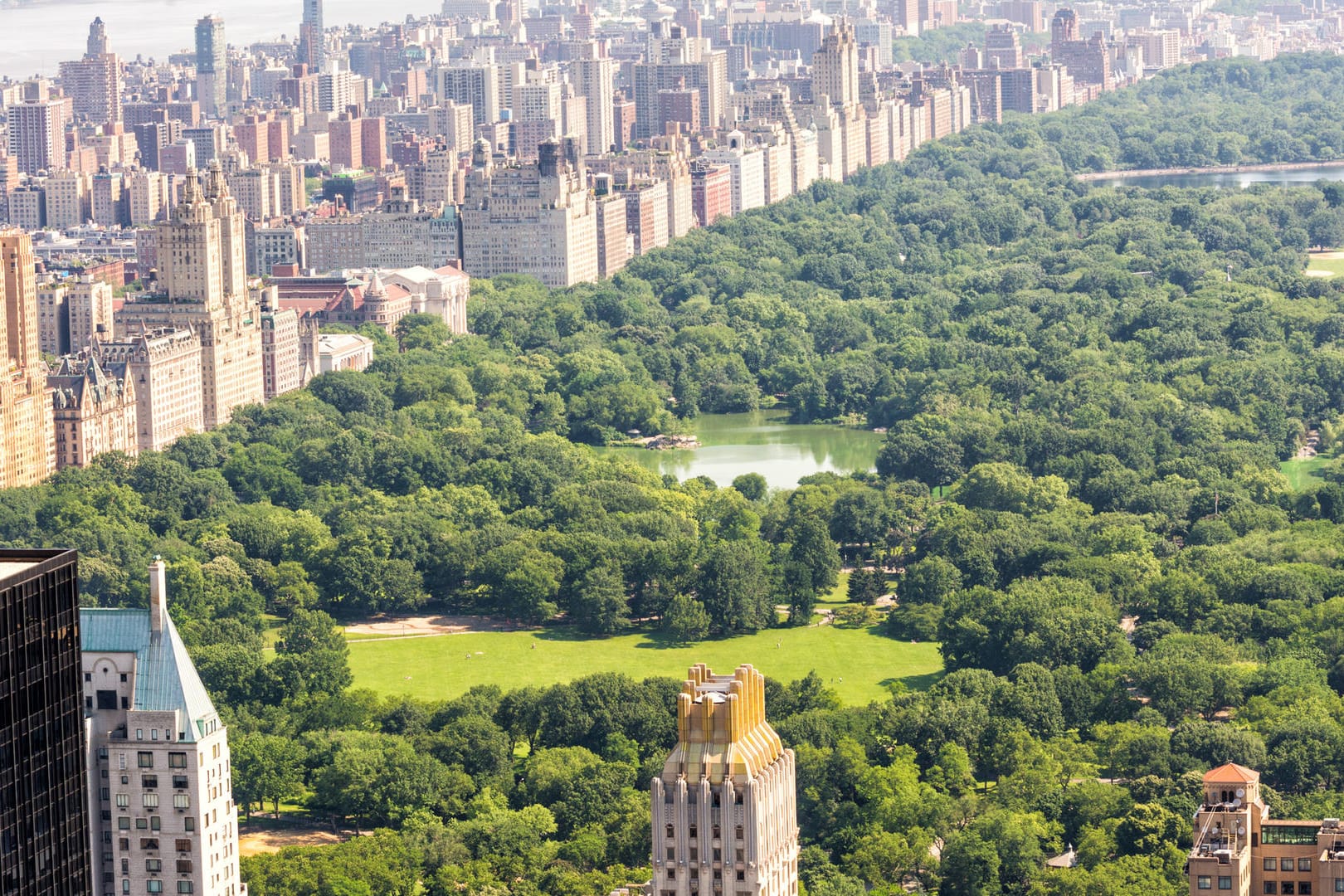 Blick auf den Central Park in New York (Symbolbild): In einem der umliegenden Hochhäuser wurde nun eine Wohnungen für 190 Millionen Dollar verkauft.