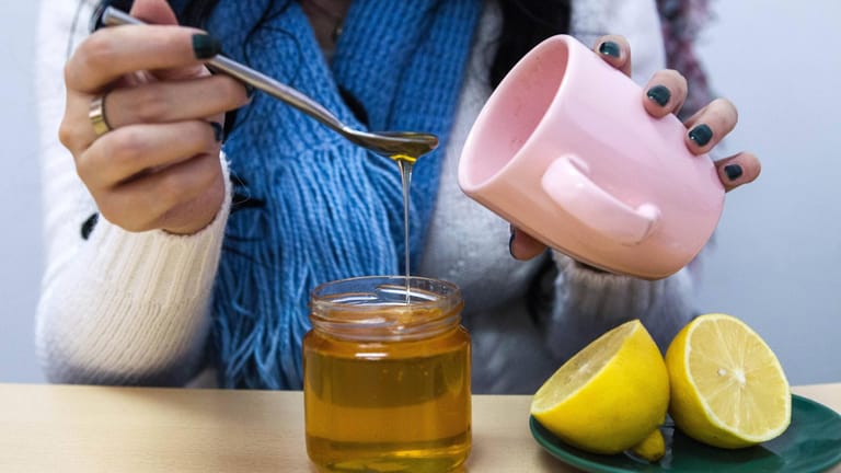 Klassiker bei Erkältung und Husten: Tee, Honig und Zitrone.