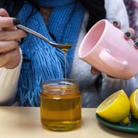 Klassiker bei Erkältung und Husten: Tee, Honig und Zitrone.