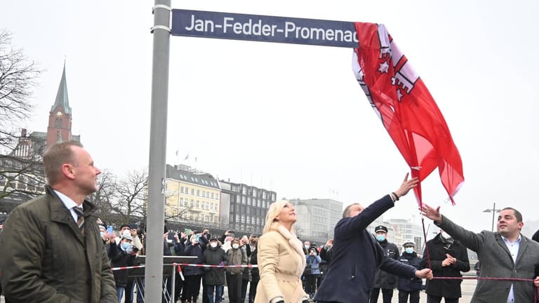 Das Schild der neuen Jan-Fedder-Promenade wird offiziell eingeweiht: Die Uferpromenade am Hafen trägt zukünftig den Namen des beliebten Hamburger Volksschauspielers und Ehrenkommissars der Polizei Hamburg.