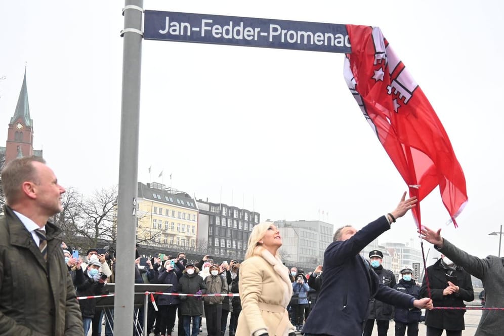 Das Schild der neuen Jan-Fedder-Promenade wird offiziell eingeweiht: Die Uferpromenade am Hafen trägt zukünftig den Namen des beliebten Hamburger Volksschauspielers und Ehrenkommissars der Polizei Hamburg.