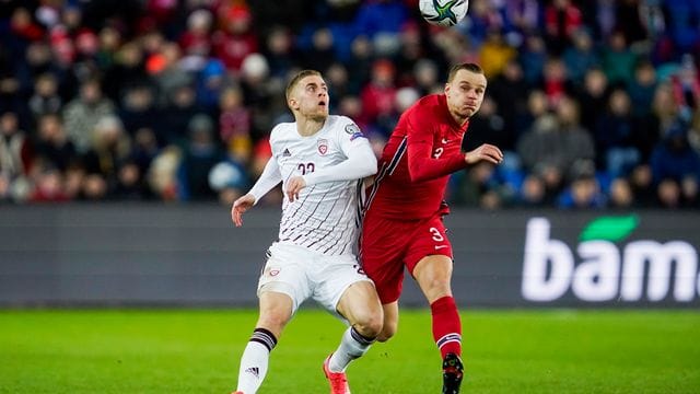 Spielt künftig auf Schalke: Marius Lode (r).