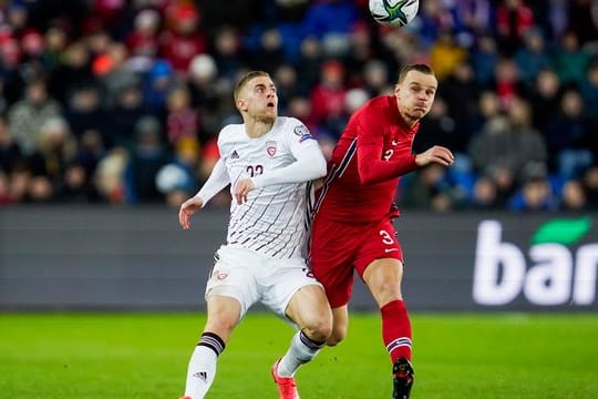 Spielt künftig auf Schalke: Marius Lode (r).