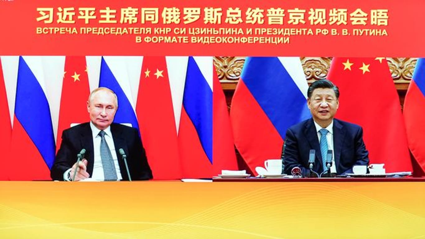 Im Dezember hatten Xi Jinping (r) und Wladimir Putin per Videokonferenz miteinander gesprochen.
