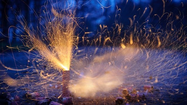 Gleich knallt's: Ein Böller explodiert.