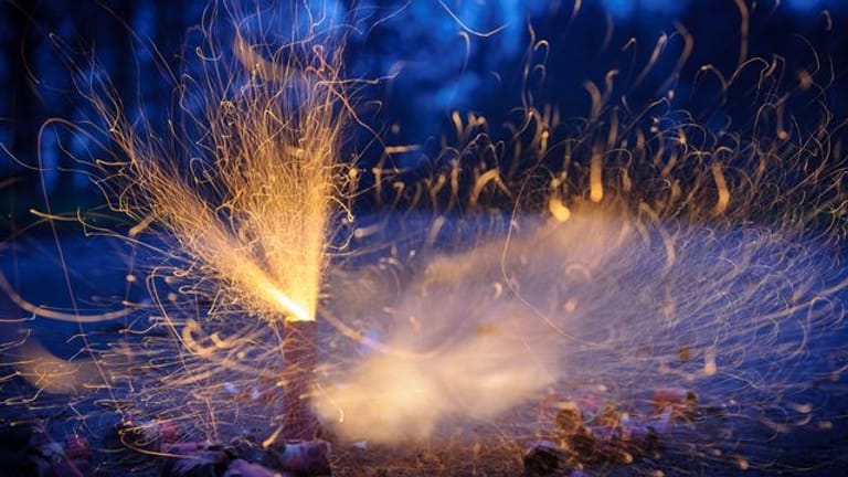 Gleich knallt's: Ein Böller explodiert.
