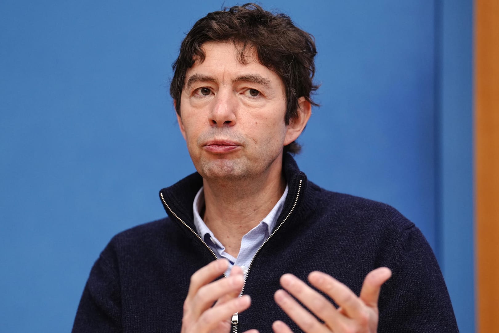 Christian Drosten, Der Virologe ordnet in der Bundespressekonferenz die Gefahr durch Omikron ein.