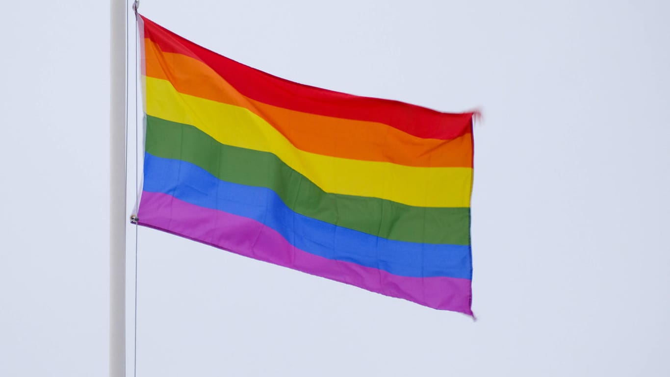 Regenbogenfahne weht im Wind (Symbolbild): In NRW soll es künftig Meldestellen für Rassismus und Queerfeindlichkeit geben.