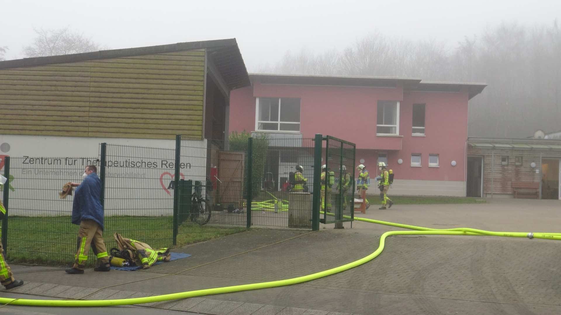 Der Einsatzort: In dem Wohnkomplex eines Zentrums für Therapeutisches Reiten brach ein Feuer aus. Der Einsatzort: In dem Wohnkomplex eines Zentrums für Therapeutisches Reiten brach ein Feuer aus.