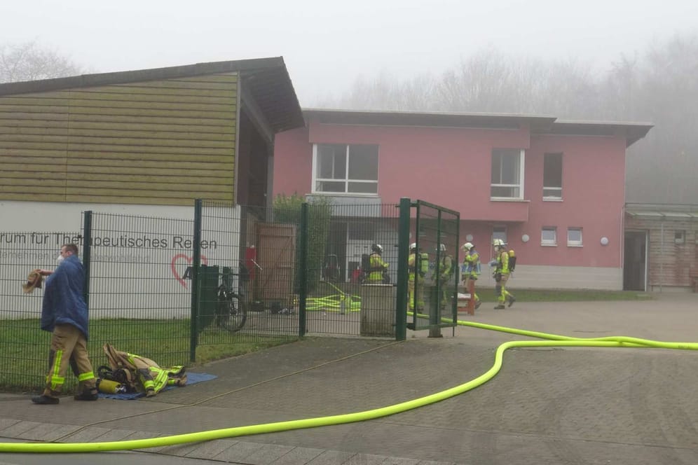 Der Einsatzort: In dem Wohnkomplex eines Zentrums für Therapeutisches Reiten brach ein Feuer aus.