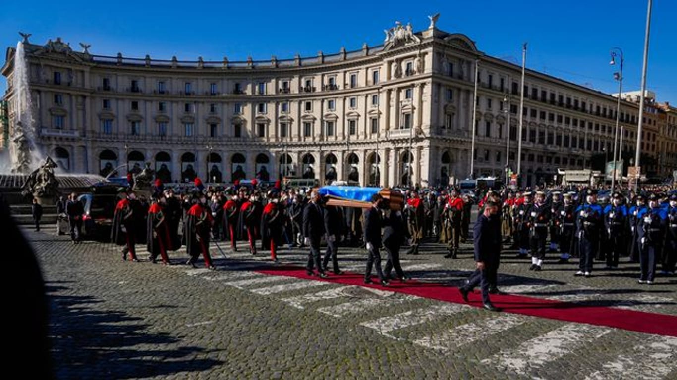 Der Sarg von David Sassoli wird durch Rom getragen.
