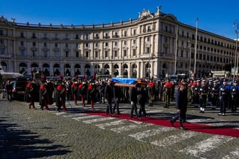 Der Sarg von David Sassoli wird durch Rom getragen.