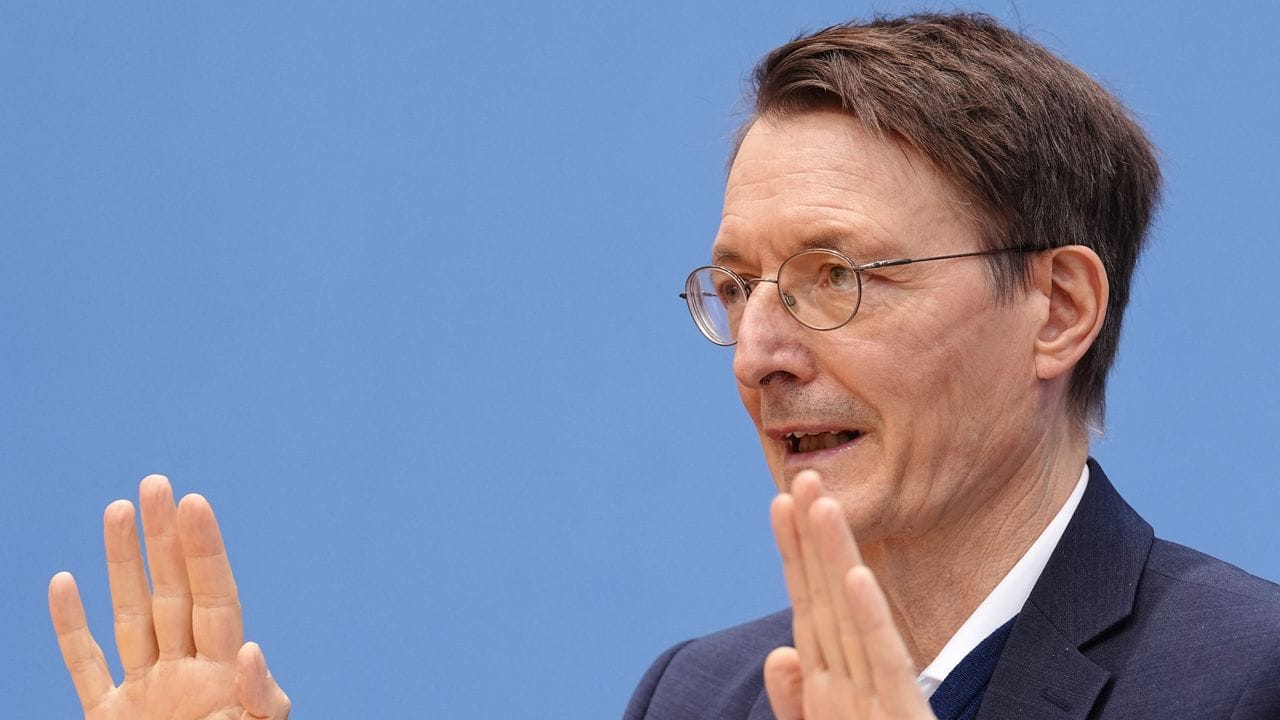 Karl Lauterbach (SPD), Bundesminister für Gesundheit, äußert sich in der Bundespressekonferenz zur aktuellen Corona-Lage. Karl Lauterbach (SPD), Bundesminister für Gesundheit, äußert sich in der Bundespressekonferenz zur aktuellen Corona-Lage.