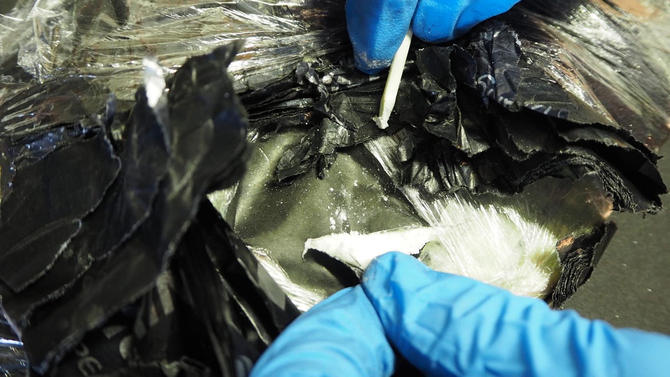 Ein Beamter beim Untersuchen der Kokainplatte: Bei diesem Paket hatten die Zollbeamten den richtigen Riecher.