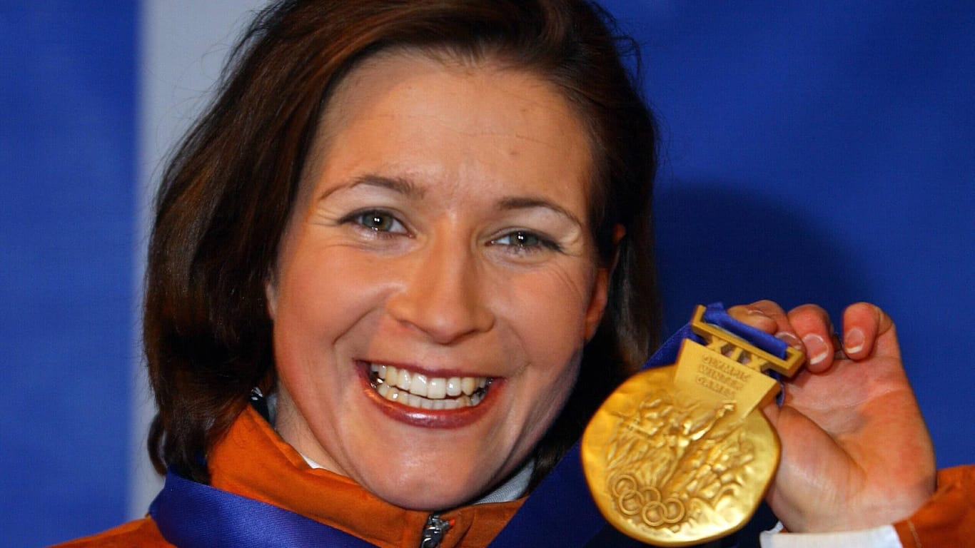 2002 in Salt Lake City: Olympiasiegerin Claudia Pechstein zeigt stolz ihre Goldmedaille.