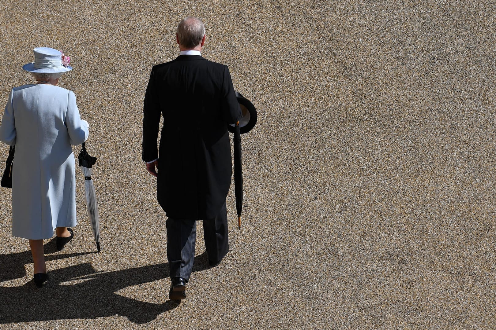 Die Queen und Prinz Andrew: Die Königin geht vor dem anstehenden Missbrauchsprozess auf Distanz zu ihrem Sohn.