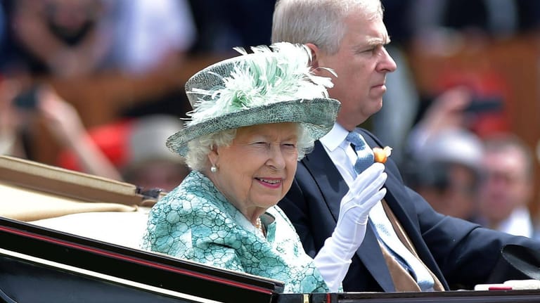 Queen Elizabeth II. und Prinz Andrew: Die Königin distanziert sich vor einem nahenden Missbrauchsprozess von ihrem Sohn.