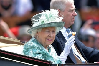 Queen Elizabeth II. und Prinz Andrew: Die Königin distanziert sich vor einem nahenden Missbrauchsprozess von ihrem Sohn.