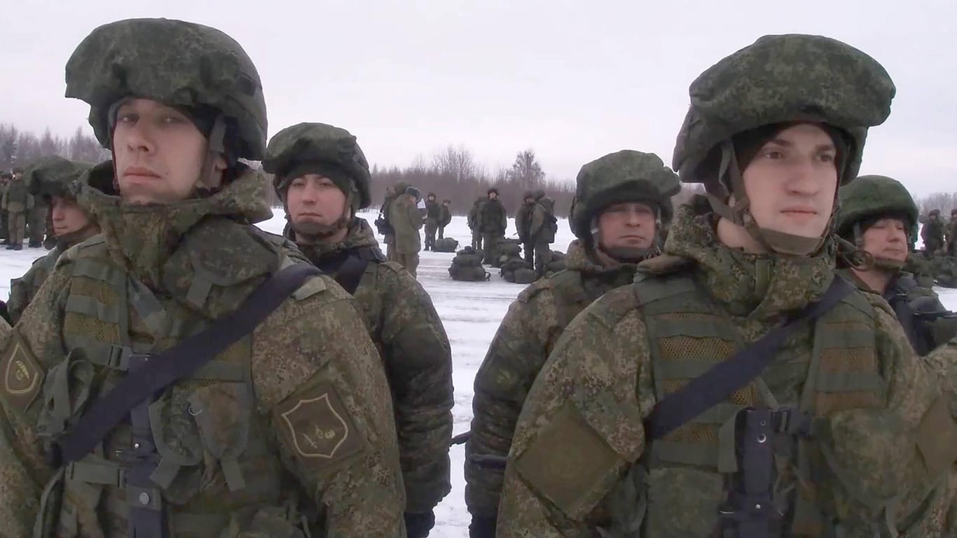 Russische Soldaten in Kasachstan: Im ukrainischen Grenzgebiet wurden zuletzt viele Truppen zusammengezogen.