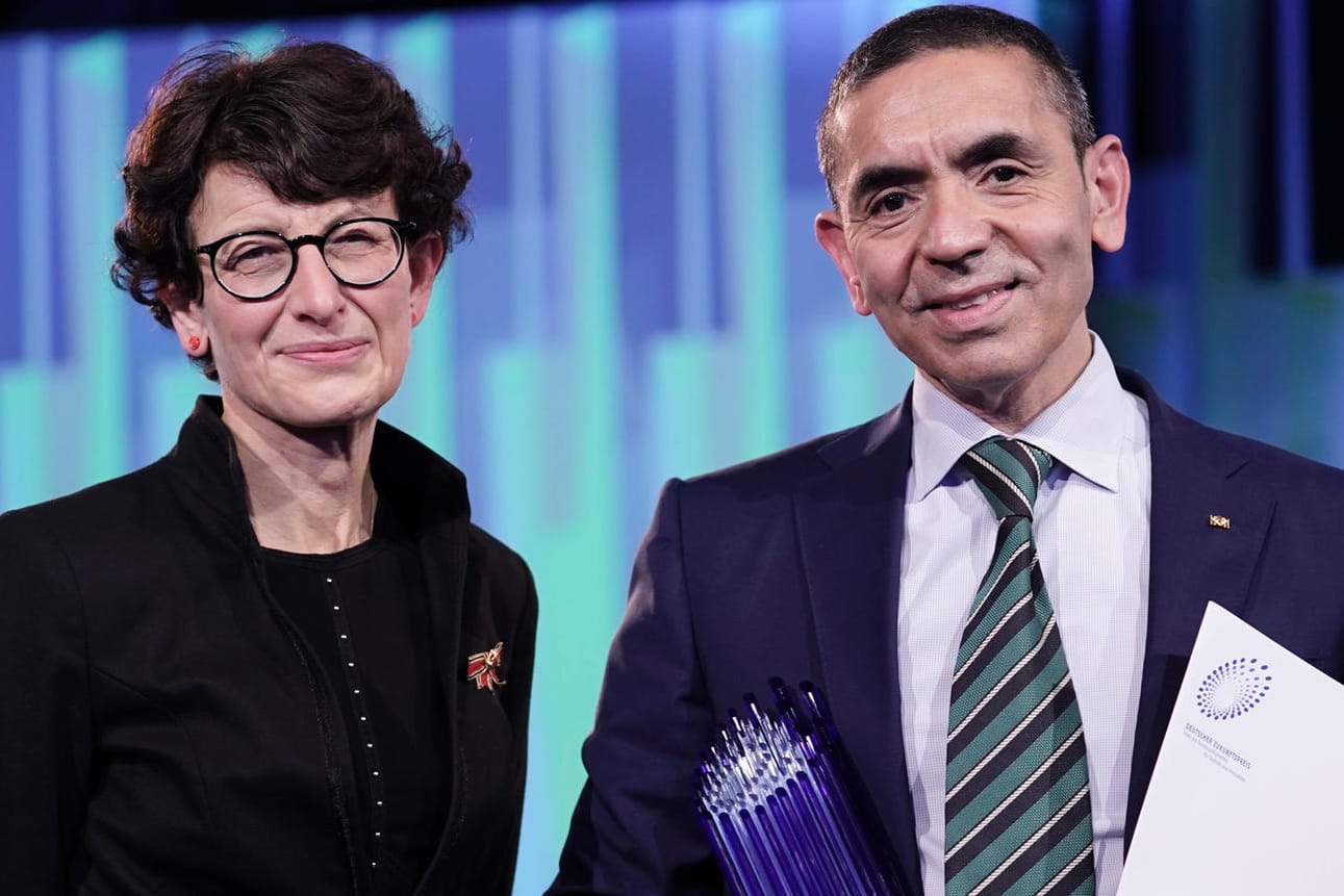 Die Biontech-Gründer Uğur Şahin und Özlem Türeci bei der Verleihung des Deutschen Zukunftspreises 2021: Ihr Unternehmen machte einen halben Prozentpunkt am BIP aus.