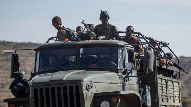 Äthiopische Regierungssoldaten fahren auf einem Lastwagen durch die Region Tigray im Norden Äthiopiens.