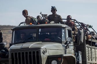 Äthiopische Regierungssoldaten fahren auf einem Lastwagen durch die Region Tigray im Norden Äthiopiens.