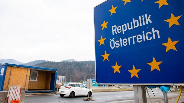 Die Hochstufung aufgrund hoher Corona-Infektionszahlen betrifft fast ganz Österreich. Die Hochstufung aufgrund hoher Corona-Infektionszahlen betrifft fast ganz Österreich.