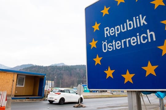 Die Hochstufung aufgrund hoher Corona-Infektionszahlen betrifft fast ganz Österreich.