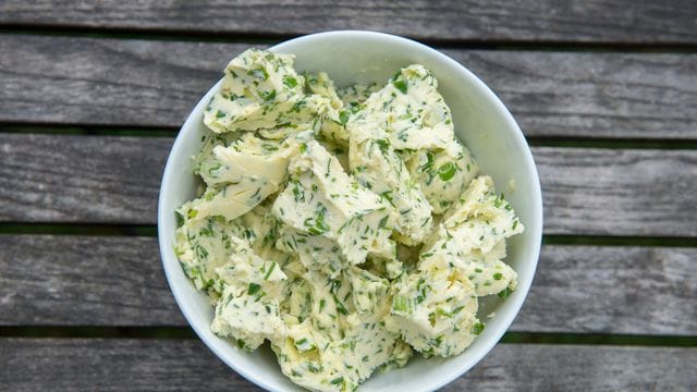 Geht auch mit Kräutern: Vegane Butter lässt sich ganz einfach in der eigenen Küche herstellen.