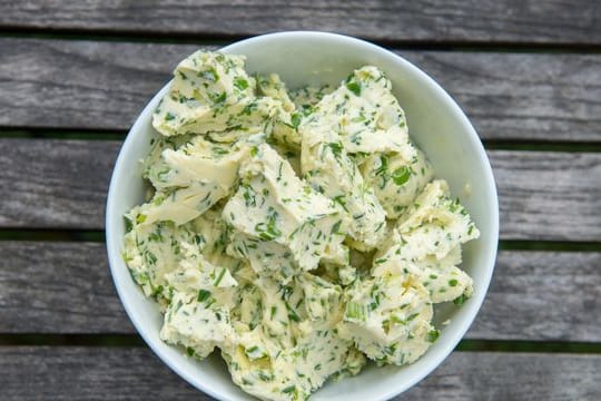 Geht auch mit Kräutern: Vegane Butter lässt sich ganz einfach in der eigenen Küche herstellen.