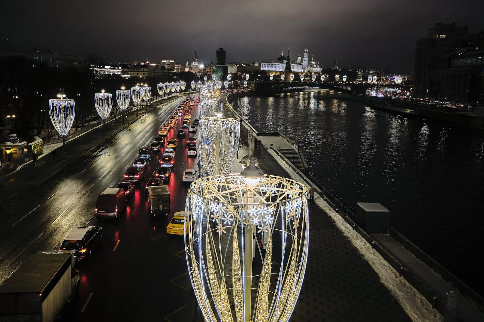 Blick auf die Moskwa-Brücke mit dem Kreml im Hintergrund.