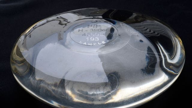 Ein Brustimplantat des Implantatherstellers Poly Implant Prothese (PIP).