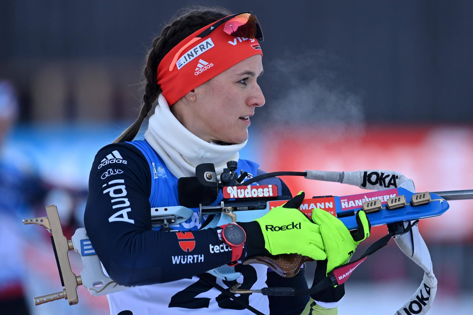 Denise Herrmann: Die deutsche Vorzeigebiathletin sicherte der DSV-Damenstaffel auf ihrer Heimstrecke in Ruhpolding noch Platz vier.