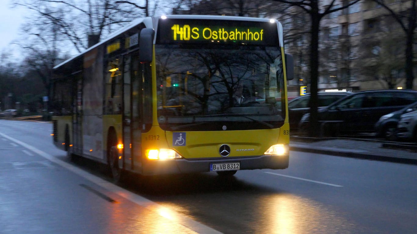 Ein BVG-Bus der Linie 140 (Archivbild): Straßen-, U- und S-Bahn sind bislang nicht betroffen.