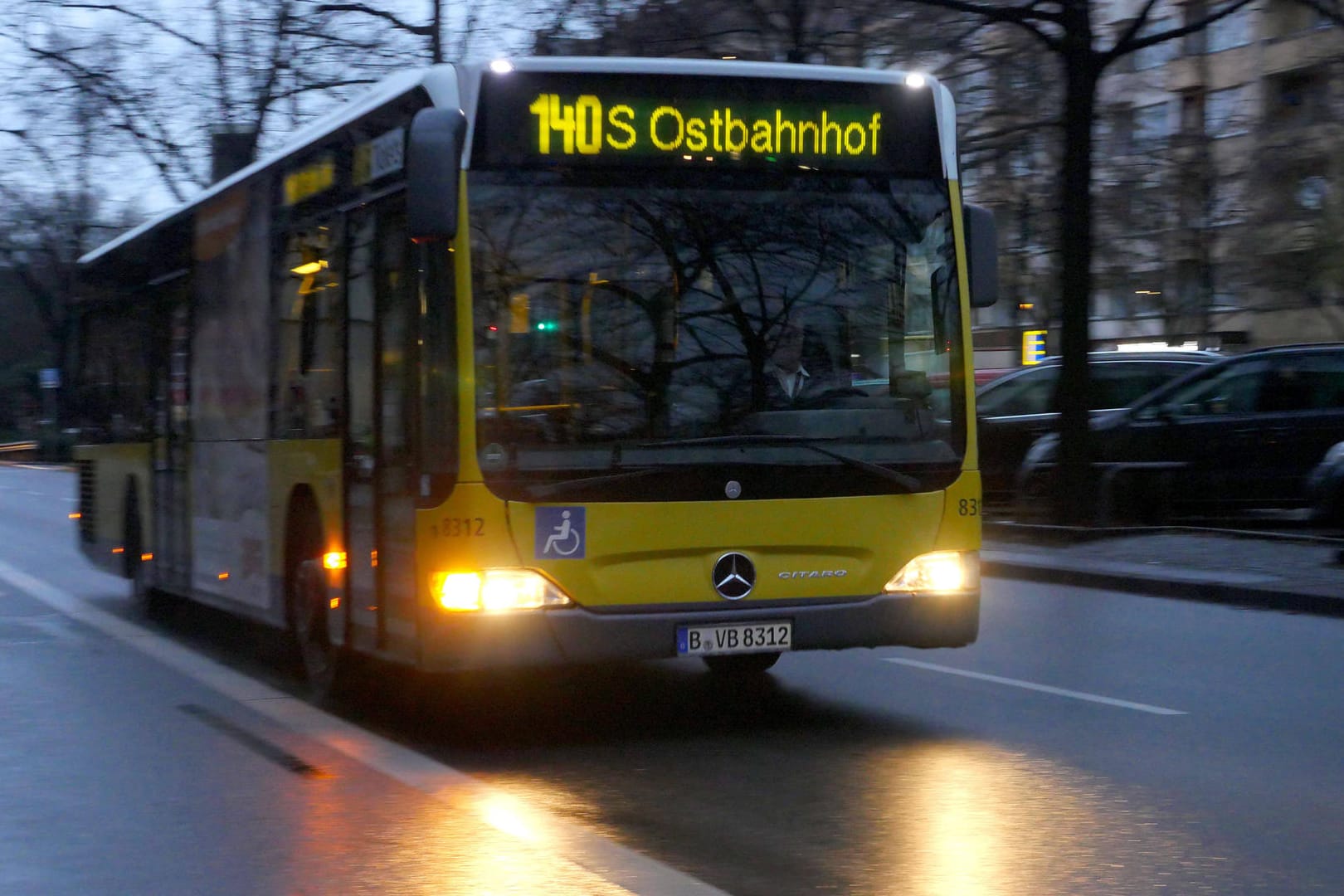 Ein BVG-Bus der Linie 140 (Archivbild): Straßen-, U- und S-Bahn sind bislang nicht betroffen.