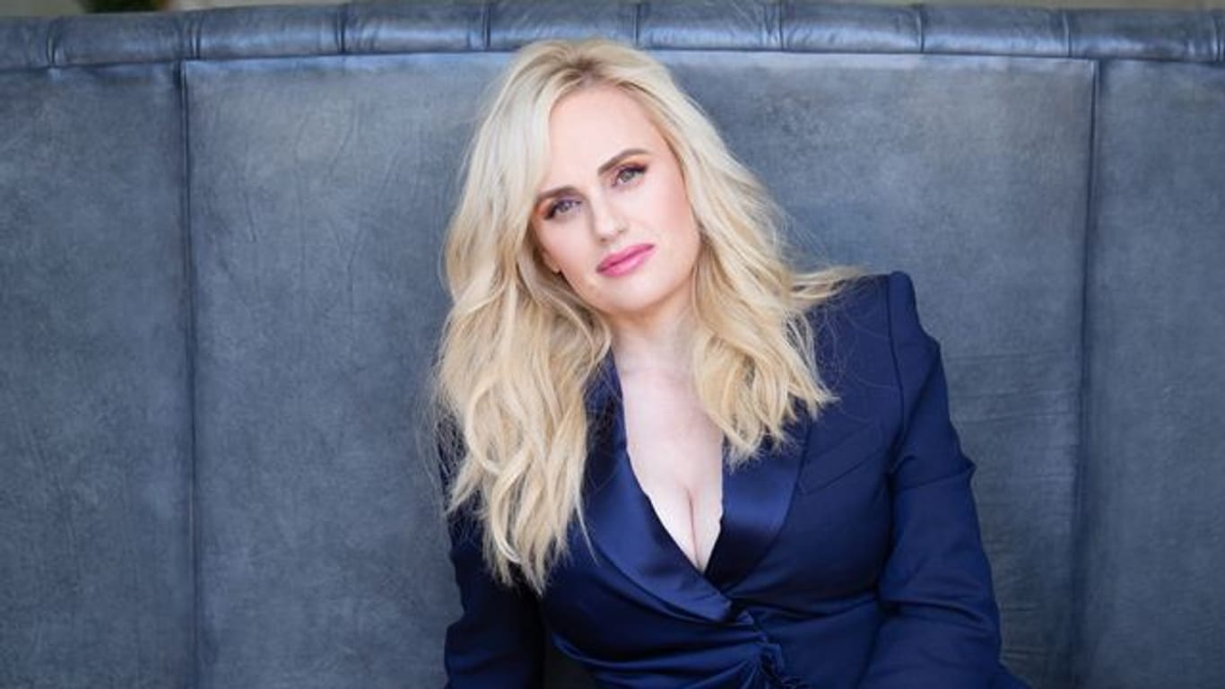 Die Schauspielerin Rebel Wilson wird die Bafta Awards moderieren.