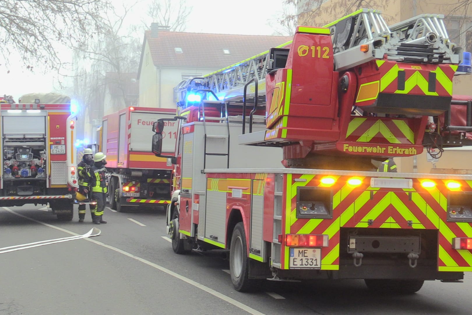 Feuerwehrfahrzeuge stehen während des Einsatzes auf der Straße: In der brennenden Wohnung fanden die Rettungskräfte einen toten Mann.