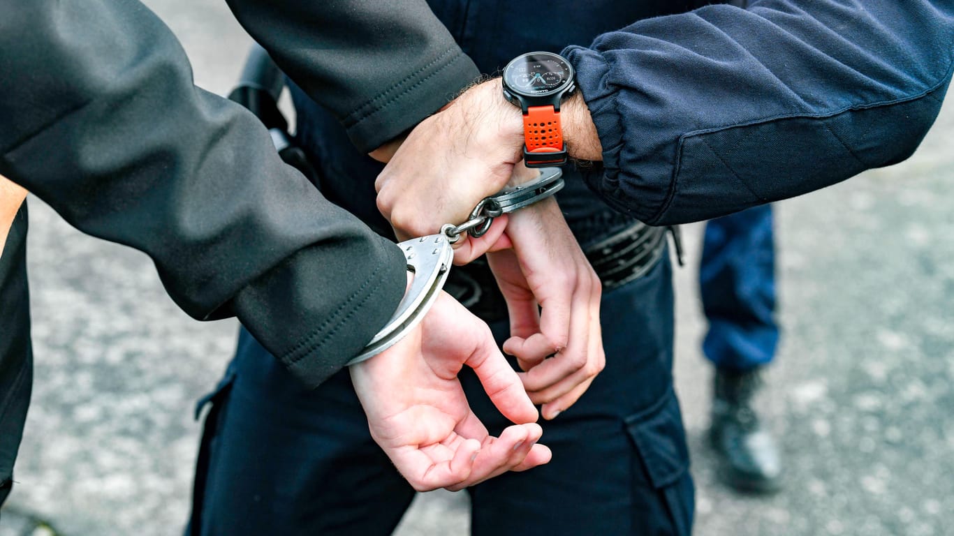 Ein Mann bekommt Handschellen angelegt (Symbolbild): Am Donnerstag konnte die Bundespolizei am Flughafen Köln/Bonn gleich zwei Fahndungserfolge erzielen.