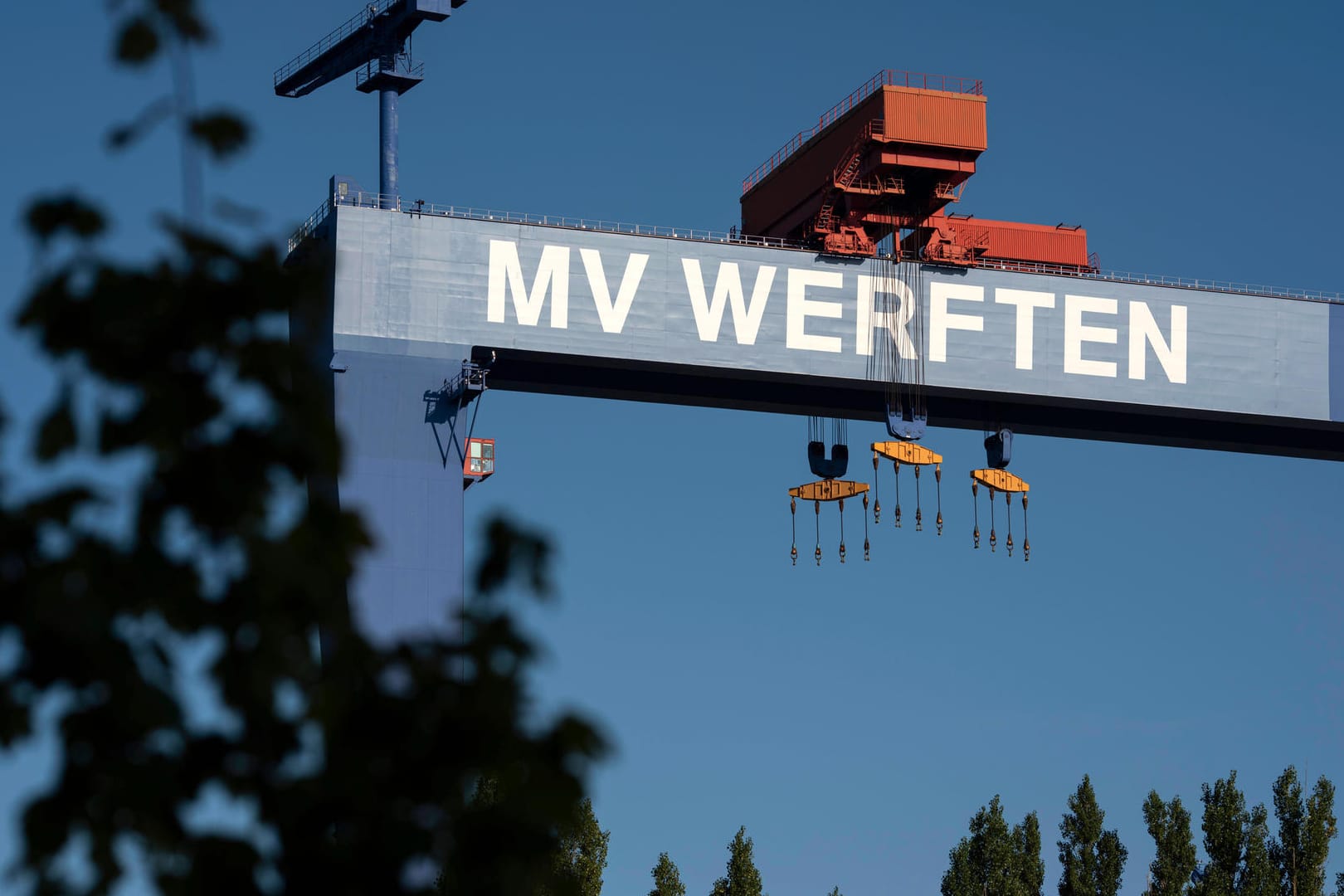 Der Bockkrahn der MV Werft in Rostock-Warnemünde (Symbolbild): Bei den insolventen MV Werften geht es nun darum, ob das Kreuzfahrtschiff "Global Dream One" fertiggebaut werden kann. Der Bockkrahn der MV Werft in Rostock-Warnemünde (Symbolbild): Bei den insolventen MV Werften geht es nun darum, ob das Kreuzfahrtschiff "Global Dream One" fertiggebaut werden kann.
