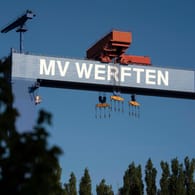 Der Bockkrahn der MV Werft in Rostock-Warnemünde (Symbolbild): Bei den insolventen MV Werften geht es nun darum, ob das Kreuzfahrtschiff "Global Dream One" fertiggebaut werden kann.
